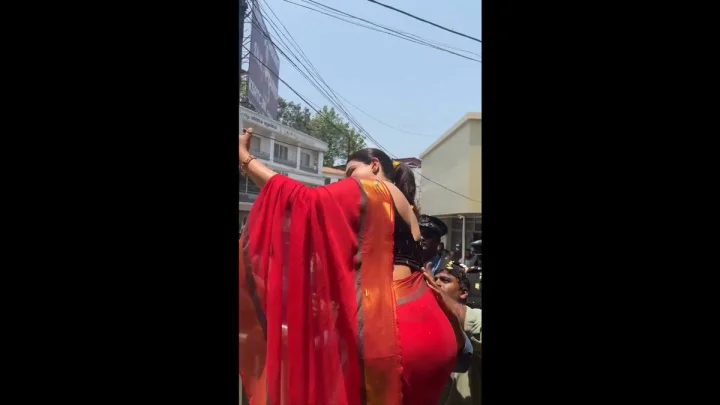 హనీ మేడమ్ సెల్ఫీ ప్లీజ్ అంటూ నటి నడుమును అసభ్యంగా తాకిన వ్యక్తి, వీడియో వైరల్