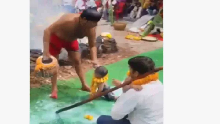 చిన్నారులపై మరుగుతున్న వేడి వేడి పాలు పోస్తున్న వ్యక్తి.. వీడియో