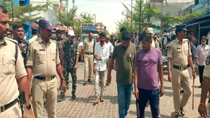 పులివెందుల పోకిరీలకు పోలీస్ ట్రీట్మెంట్... సీన్ రీ కన్‌స్ట్రక్షన్ పేరుతో తగిన శాస్తి చేశారు...