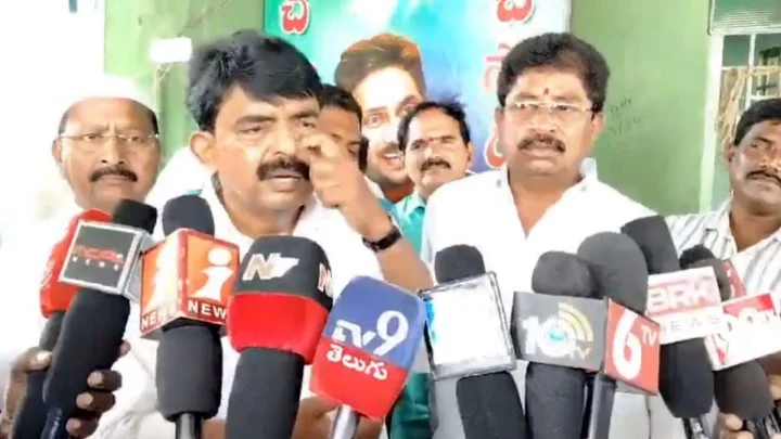 నాలుగు చినుకులు పడితే అమరావతి రాజధాని నిర్మాణం ఆగిపోతుంది: పేర్ని నాని