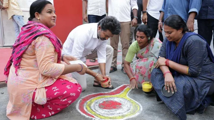 పెరంబూరులో విజిల్ ముగ్గులు వేసుకుంటున్న నటుడు విజయ్
