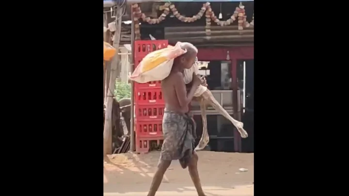 సోదరి అస్థిపంజరాన్ని భుజాన వేసుకుని బ్యాంకుకెళ్లిన సోదరుడు, ఎందుకు?, వీడియో