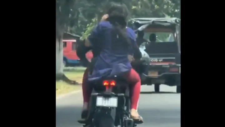 వెనుక కూర్చొనివున్న మహిళ పట్ల క్రూరంగా ప్రవర్తించిన బైకర్ (Video)