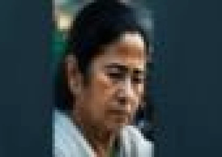 మమతా బెనర్జీని హత్య చేసేందుకు కత్తితో దూసుకొచ్చిన మహిళ...
