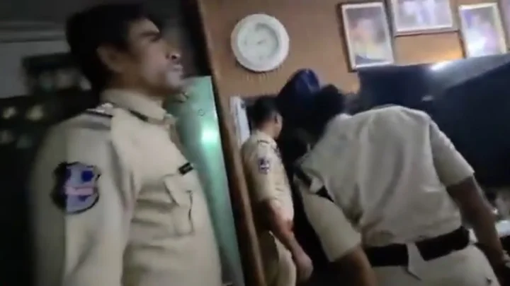 బండి భగీరథ్ ఎక్కడున్నాడు? కేంద్రమంత్రి సంజయ్ ఇంట్లో పోలీసులు తనిఖీలు, వీడియో