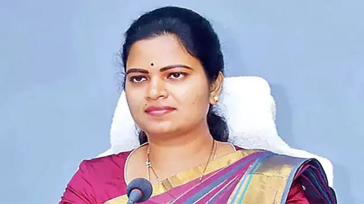 వైకాపా మాజీ మంత్రి రజనీపై ఎస్సీఎస్టీ అట్రాసిటీ కేసు - పాస్‌పోర్టు అప్పగింత