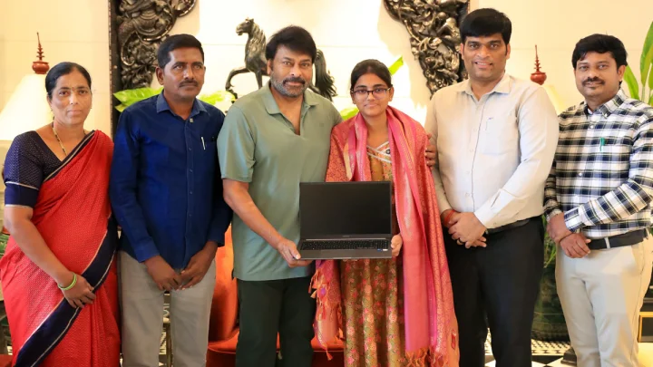 Chiru: స్టేట్ ఫస్ట్ ర్యాంకర్ ఎం. రుషికి అభినందనగా ల్యాప్‌టాప్ బహుకరించిన చిరంజీవి