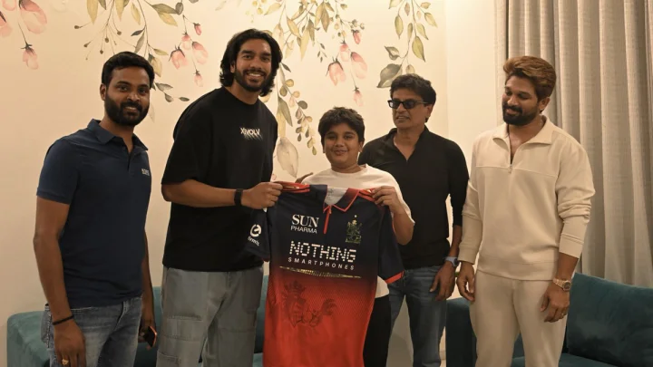 Venkatesh Iyer: అల్లు అర్జున్ ఇంటికి వెళ్ళి గిఫ్ట్ ఇచ్చిన క్రికెటర్ వెంకటేశ్ అయ్యర్