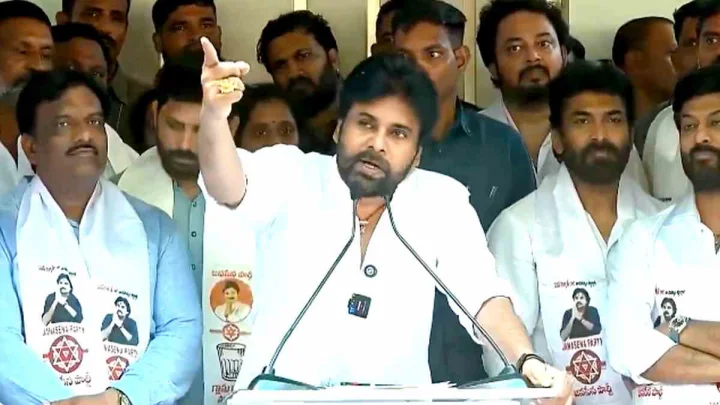 నన్ను బెదిరించడానికి మీరెవరు? తెలంగాణ ఎవరి జాగీరూ కాదు.. పవన్ వార్నింగ్ (video)