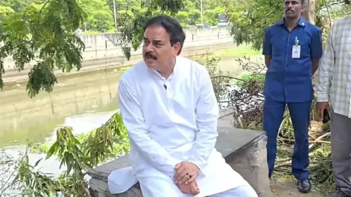 పనిచేయడం ఇష్టంలేకుంటే సెలవుపెట్టి వెళ్లండి.. అధికారులకు మంత్రి నాదెండ్ల వార్నింగ్