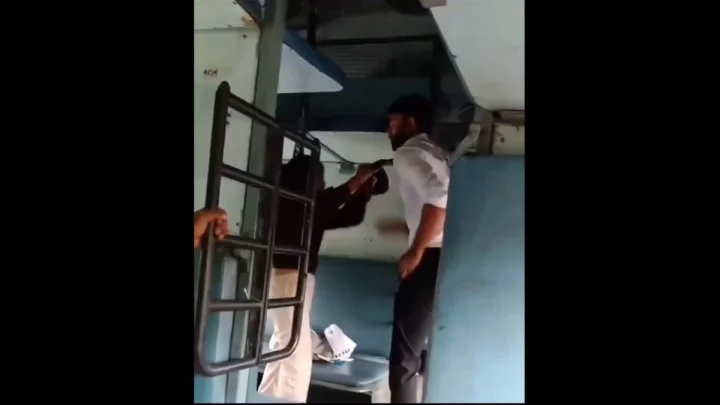 టిక్కెట్ చూపించమని అడిగినందుకు టీటీఈని చితక్కొట్టిన మహిళ, వీడియో
