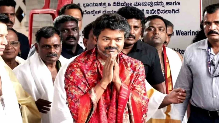 కొల్లూరు మూకాంబికా దేవికి 1.6కిలోల వెండి ఖడ్గాన్ని ఇచ్చిన విజయ్
