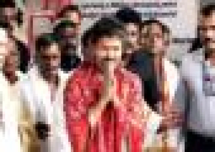 కొల్లూరు మూకాంబికా దేవికి 1.6కిలోల వెండి ఖడ్గాన్ని ఇచ్చిన విజయ్