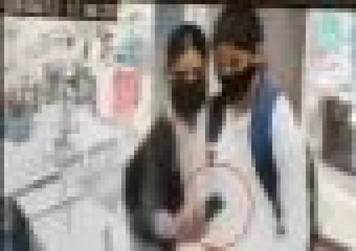 బీహార్ రాబరీ గర్ల్స్, నగల దుకాణంలో యజమాని కళ్లలో పెప్పర్ స్ప్రే కొట్టి దోపిడీ యత్నం, వీడియో