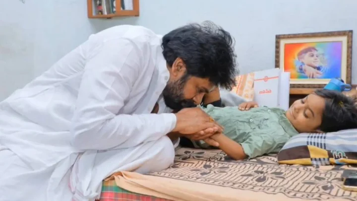 మీ కాళ్లకు దణ్ణం పెట్టొచ్చా, పసిపిల్లలతో పవన్ కల్యాణ్, వీడియో