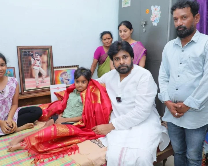 అభిమాని చెయ్యి పట్టి.. గుండెలకు హత్తుకుని! నిరంజన్‌కు పవన్ ఓదార్పు (వీడియో)