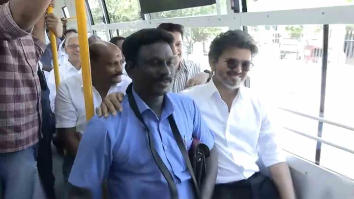 బస్సులో జర్నీ చేసిన తమిళనాడు సీఎం విజయ్ (video)