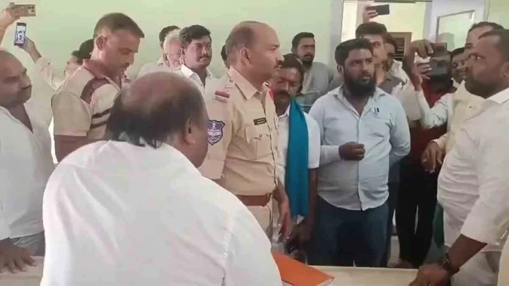 ఉర్దూ నేర్పిన ప్రిన్సిపాల్‌ను చెంపపై కొట్టిన బీజేపీ నేత మందుల బాలు అరెస్ట్