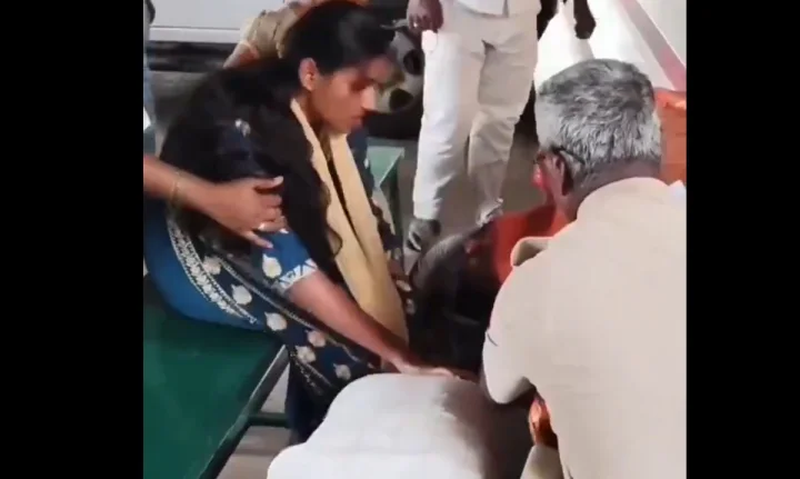 ఓడిన కన్నప్రేమ - కుమార్తె కాళ్లపై పడినా కనికరించలేదు... (వీడియో)