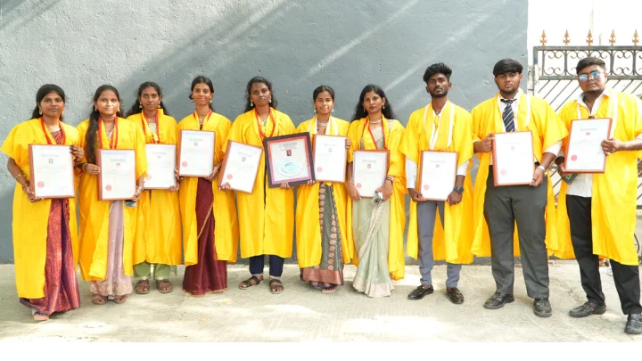పట్టభద్రులైన విద్యార్థుల్ని, బంగారు పతకం సాధించిన దీపికను అభినందించిన విశాల్