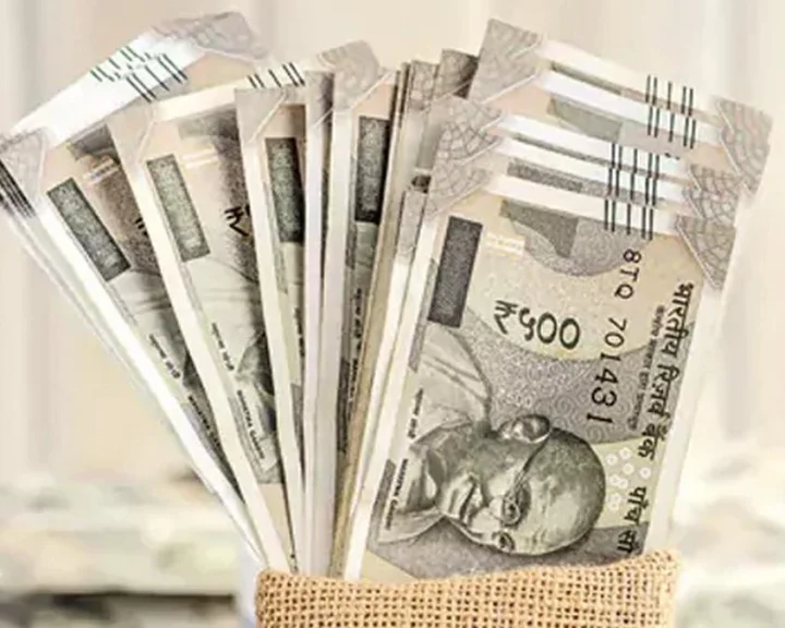 బ్లాక్ కవరులో రూ. 1.56 కోట్ల విలువైన విదేశీ కరెన్సీ.. ఎలా పట్టుకున్నారంటే?