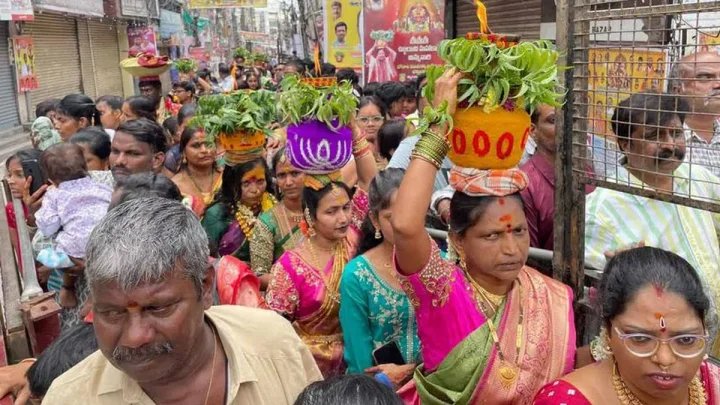 అంగరంగ వైభవంగా లష్కర్ బోనాలు ప్రారంభం - పోటెత్తిన భక్తులు