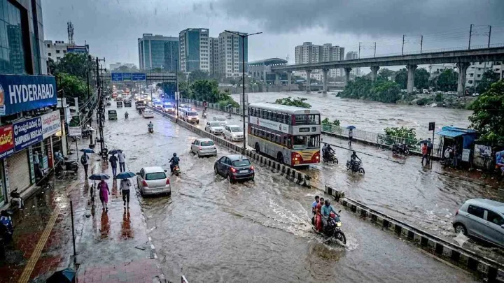 Heavy Rains : తెలంగాణలో భారీ వర్షాలు.. వీధులన్నీ జలమయం.. భారీ వర్షపాతం (video)