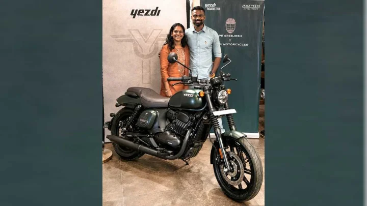 2026 యెజ్డీ రోడ్‌స్టర్ తొలి కస్టమర్‌గా డెలివరీ తీసుకుంటున్న ఇండియన్ ఒలంపిక్ మెడలిస్ట్ పిఆర్ స్రీజెష్