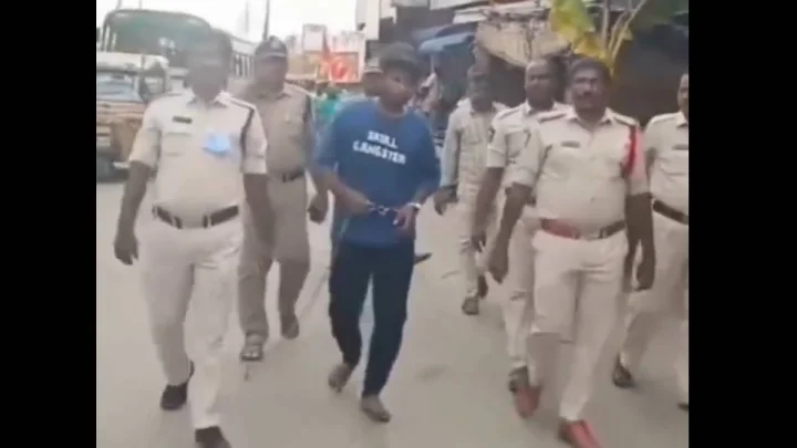శ్రీకాళహస్తిలో పోలీసును కత్తితో బెదిరించిన ఉన్మాదికి సంకెళ్లు వేసి నడిరోడ్డుపై నడిపించిన పోలీసులు, వీడియో