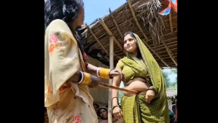 బొడ్డులో కర్ర పెట్టి నొక్కే వైద్యం, నొప్పి పోతుందా? మనిషే పోతుందా?, వీడియో