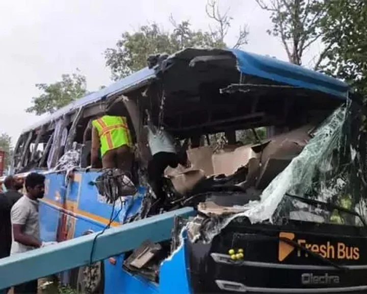 ఆగివున్న కంటైనర్‌ను ఢీకొట్టిన ప్రైవేట్ బస్సు - ఆరుగురి మృతి (వీడియో)