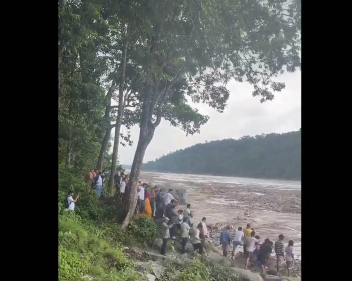 5 people missing from AP