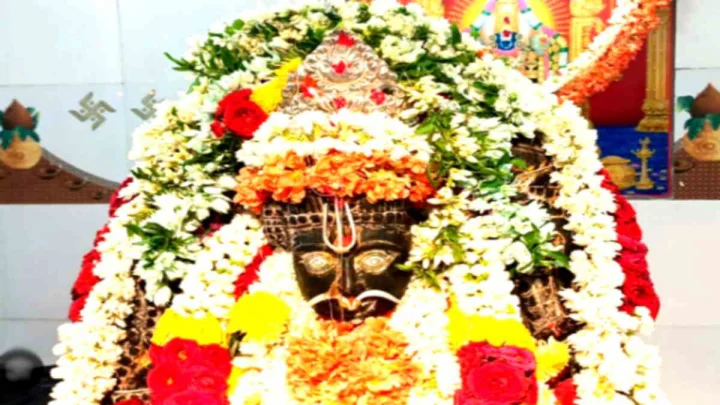 కోడమూరు శ్రీ వేంకటేశ్వర స్వామికి తేళ్లను సమర్పిస్తున్న భక్తులు.. అలా చేస్తే? కోడమూరు శ్రీ వేంకటేశ్వర స్వామికి తేళ్లను సమర్పిస్తున్న భక్తులు.. అలా చేస్తే?
