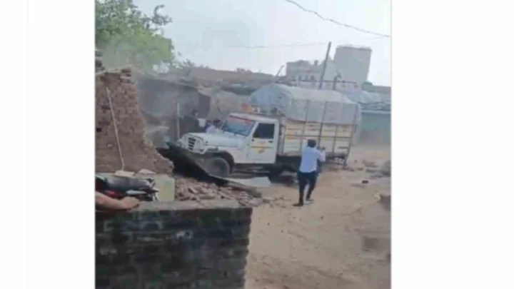 Truck Attack: భూవివాదం.. ఇంటిపై బొలెరో పికప్ వాహనం ఢీకొట్టి.. వృద్ధురాలిని చంపేశారు.. (video)