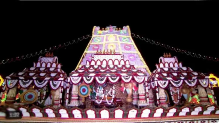 తిరుమలలో సాలకట్ల బ్రహ్మోత్సవాలు.. ధ్వజారోహణ ఘట్టంతో ప్రారంభం తిరుమలలో సాలకట్ల బ్రహ్మోత్సవాలు.. ధ్వజారోహణ ఘట్టంతో ప్రారంభం