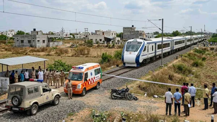 వందేభారత్ రైలు ఢీకొని యువకుడు మృతి.. రీల్స్ చూస్తూ.. బైకుకు తోసుకొచ్చాడా?