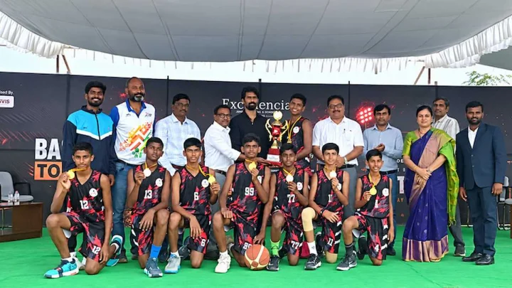 సీబీఎస్ఈ బాస్కెట్‌బాల్ ఛాంపియన్‌షిప్ గెలుచుకున్న ఎస్వీఐఎస్ అండర్-14 బాలుర జట్టు