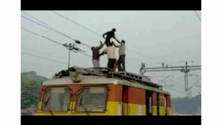 Renigunta: రేణిగుంట రైల్వే స్టేషన్‌లో ఉద్రిక్తత్త... రైలు పైకెక్కి విద్యుత్ తీగల్ని పట్టుకుబోయాడు..