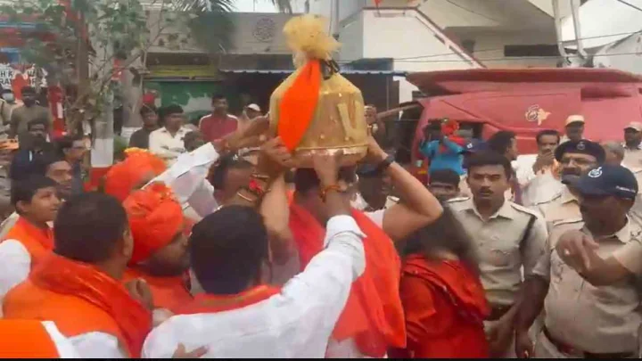 Balapur Ganesh Laddu: రికార్డు స్థాయిలో రూ.39లక్షలు పలికిన బాలాపూర్ లడ్డూ ప్రసాదం (video) Balapur Ganesh Laddu: రికార్డు స్థాయిలో రూ.39లక్షలు పలికిన బాలాపూర్ లడ్డూ ప్రసాదం (video)