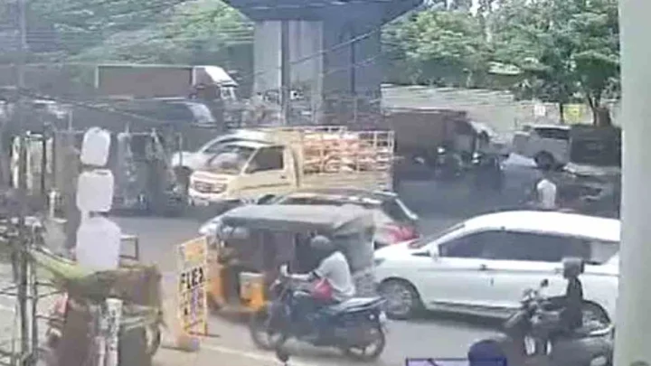 Hyderabad: ట్రాలీ ఆటోలో ఇనుప కడ్డీ పడటంతో స్కూటర్‌పై వెళ్తున్న మృతి