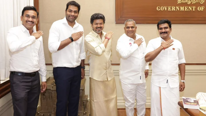 ఉప ఎన్నికలు : తమిళనాడులో రెండు స్థానాల్లో విజిల్ గెలుపు