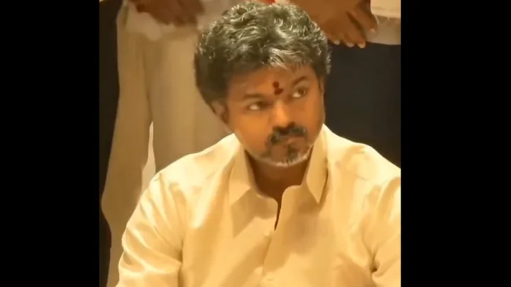 ఈ పీట నాకెందుకండీ అంటూ దుర్గ గుడిలో కింద కూర్చున్న సీఎం విజయ్, వీడియో