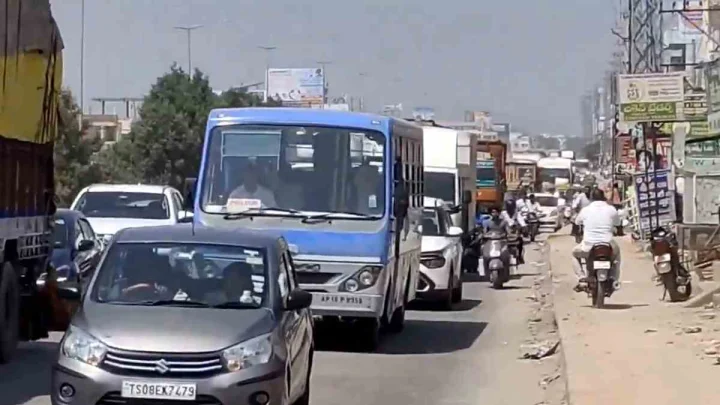 Heavy Traffic: దసరా పండుగ... హైదరాబాద్- విజయవాడ జాతీయ రహదారిపై ట్రాఫిక్ అంతరాయం (video) Heavy Traffic: దసరా పండుగ... హైదరాబాద్- విజయవాడ జాతీయ రహదారిపై ట్రాఫిక్ అంతరాయం (video)