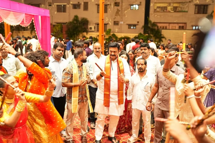 విజయవాడలో నవరాత్రి సంబరం - సాంస్కృతిక వైభవాన్ని చాటిన దాండియా ఉత్సవ్