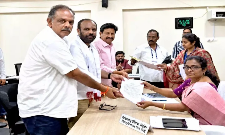 విజయవాడ మేయర్ అభ్యర్థిగా వంగవీటి రాధ - భారీ ర్యాలీగా వెళ్లి నామినేషన్ దాఖలు విజయవాడ మేయర్ అభ్యర్థిగా వంగవీటి రాధ - భారీ ర్యాలీగా వెళ్లి నామినేషన్ దాఖలు
