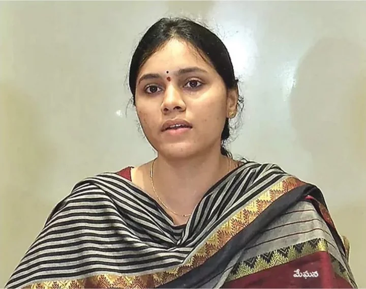 మాజీ మంత్రి జోగి రమేశ్ కోడలు ప్రయాణిస్తున్న కారు యాక్సిడెంట్.. హత్యాయత్నమా?