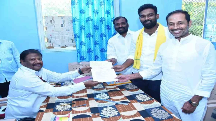 నల్లచెరువు నుండి జెడ్పీటీసీ అభ్యర్థిగా పరిటాల శ్రీరామ్ నామినేషన్ దాఖలు
